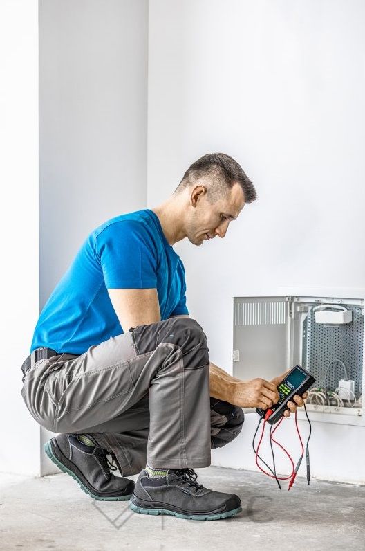 VILS_HT5K412_t-shirt_KALMIT_HT5K805_spodnie_NAAB_HT5K567_polbuty