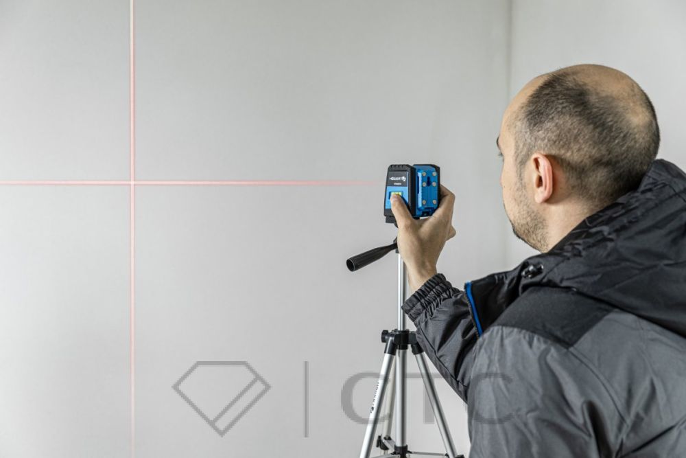 HT4M074_Poziomnica-laserowa_HT5K242_MOZEL_Kurtka-ocieplana-grafi-towa_HT5K561_MURITZ_Trzewiki-ochronne-ocieplane_HT5K356_NEKAR_spodnie-ochronne-czarne_1