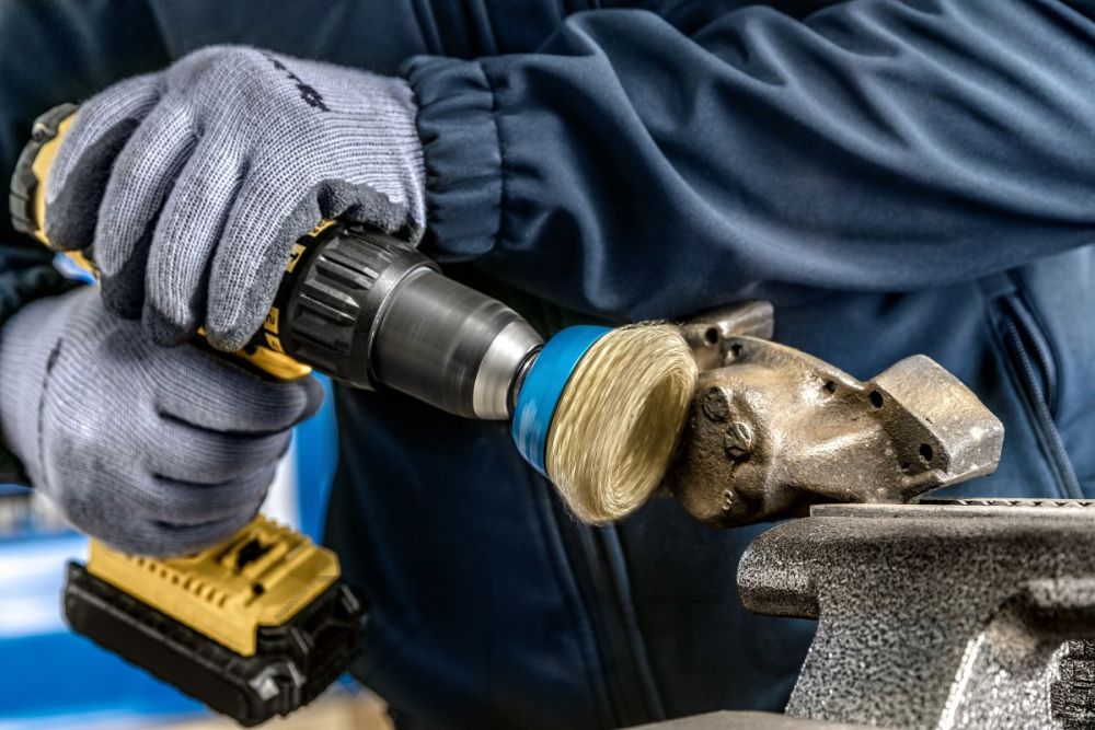 HT7D732_szczotka-doczolowa-z-gwintem_HT5K206_rekawice-robocze-1