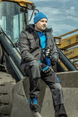HT5K274_HT5K471_Spodnie-robocze__HT5K471Ren-kurtka-ocieplana-grafitowa_HT5K241_ENZ-czapka-dzianinowa-rozmiar-uniwesalny-kolor-niebieski
