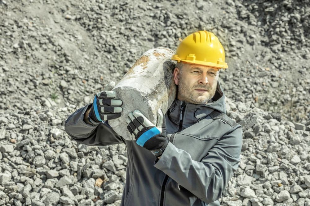 HT5K254_INN-kurtka-softshell-z-kapturem-grafit_HT5K216_Rekawice-robocze_HT5K183_Kask-ochronny