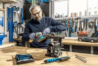 HT7D732_szczotka-doczolowa-z-gwintem_HT3B614_imadlo-slusarskie-obrotowe_HT5K002_okulary-ochronne_HT5K208_rekawice-robocze_3