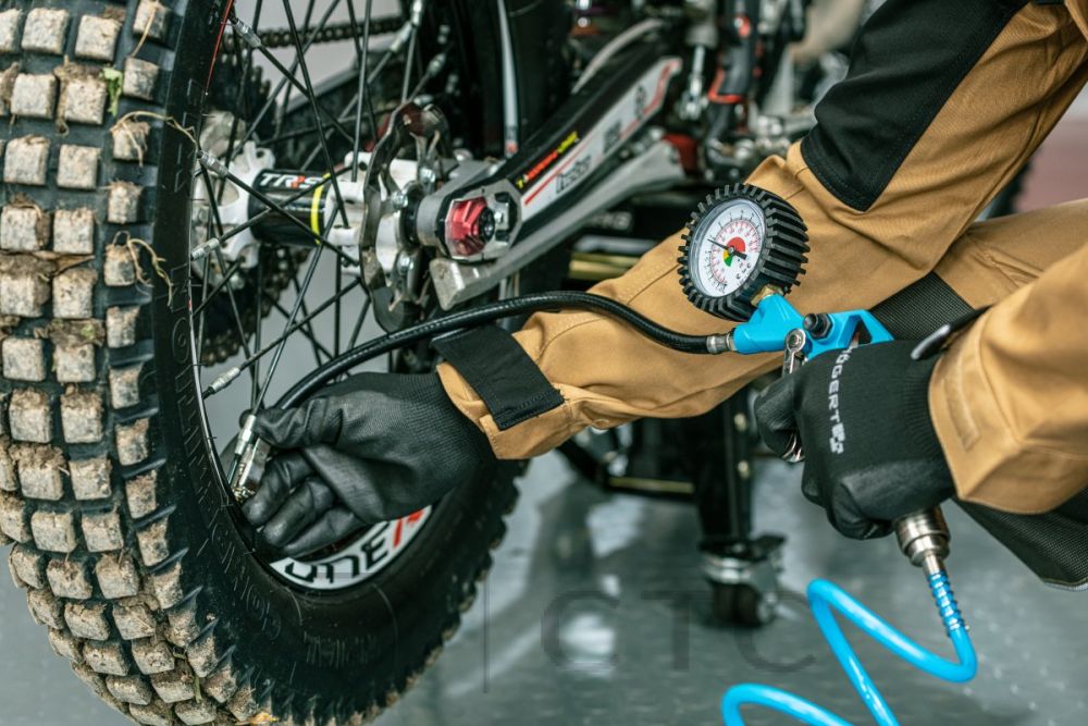 HT4R757_Pistolet-do-pompowania