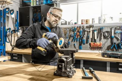 HT7D732_szczotka-doczolowa-z-gwintem_HT3B614_imadlo-slusarskie-obrotowe_HT5K002_okulary-ochronne_HT5K208_rekawice-robocze