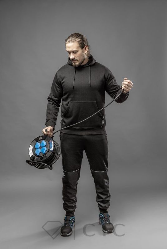 HT5K379_NIERS_bluza_czarna_HT5K902_TREBEL_spodnie_dresowe_HT5K575_SCHMUTTER_buty_3