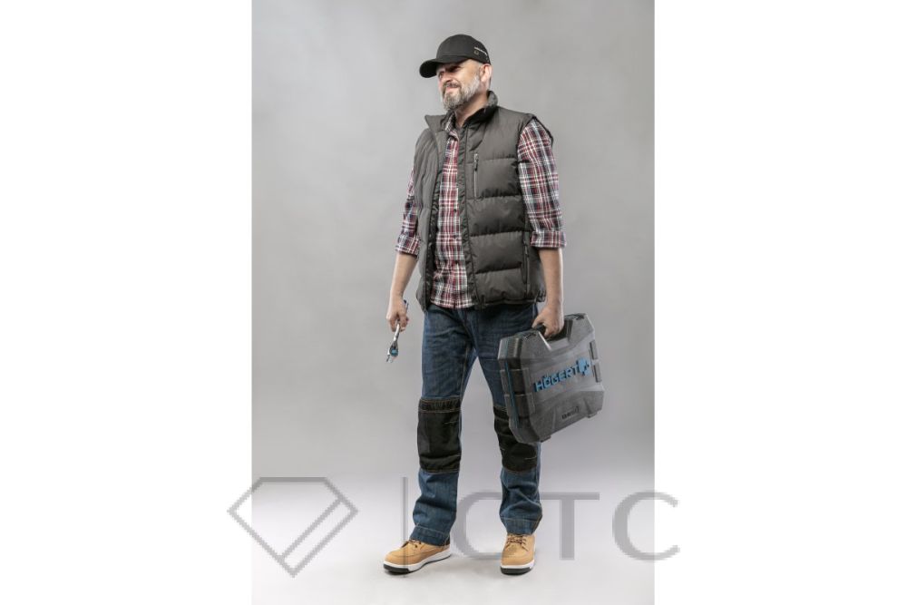 WIED_HT5K243_Kamizelka-ocieplana_EMS_HT5K355_Spodnie-jeans_ILLER_HT5K386_Kszula_HT5K186_Czapka-zdaszkiem-2