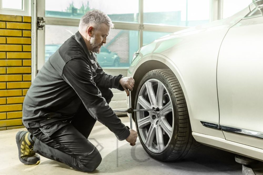 HT5K284_kurtka-robocza_HT5K278_spodnie-robocze-z-szelkami_HT5K513_trzewiki-robocze-1