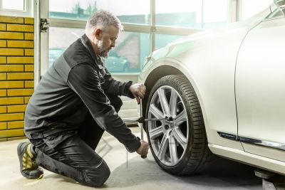 HT5K284_kurtka-robocza_HT5K278_spodnie-robocze-z-szelkami_HT5K513_trzewiki-robocze-1