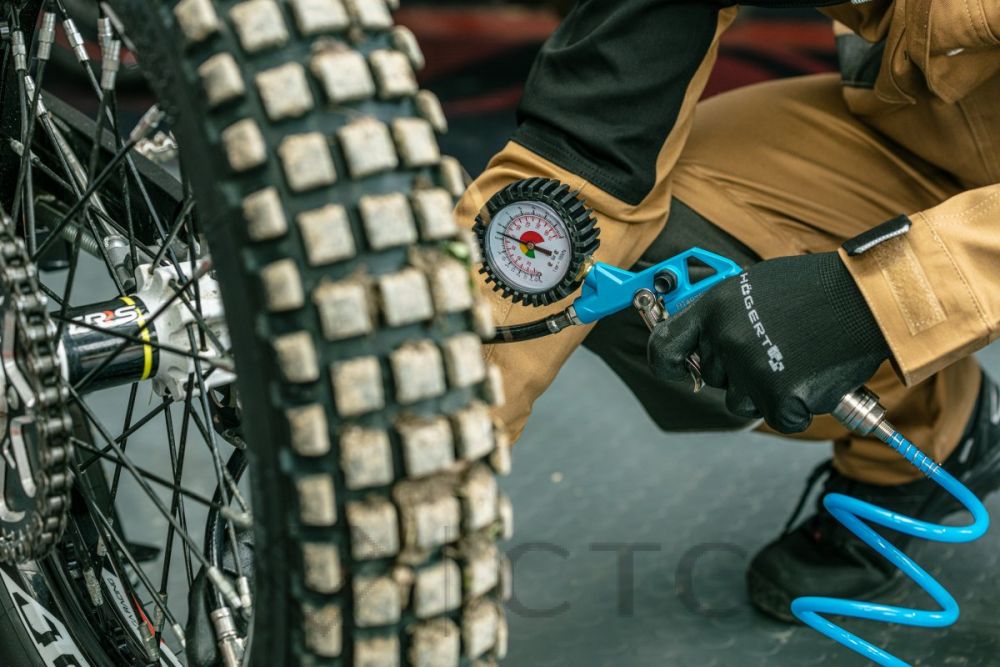 HT4R757_Pistolet-do-pompowania_1