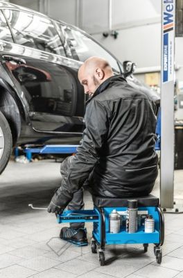 HT7G560_Siedzisko-warsztatowe-z-3-szufladami_4