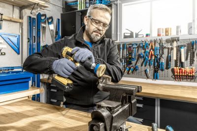 HT7D732_szczotka-doczolowa-z-gwintem_HT3B614_imadlo-slusarskie-obrotowe_HT5K002_okulary-ochronne_HT5K208_rekawice-robocze_2-1