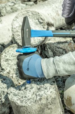 HT3B025_mlotek-slusarski_HT3B700_przecinak-plaski-z-oslona_HT5K202_rekawice-robocze-z-oslona-1