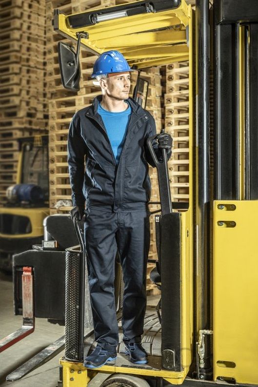 PRIM_HT5K181_kask_FABIAN_HT5K304_bluza-ochronna_FABIAN_HT5K306_spodnie_VILS_HT5K412_tshirt_LABER_HT5K522_sandaly